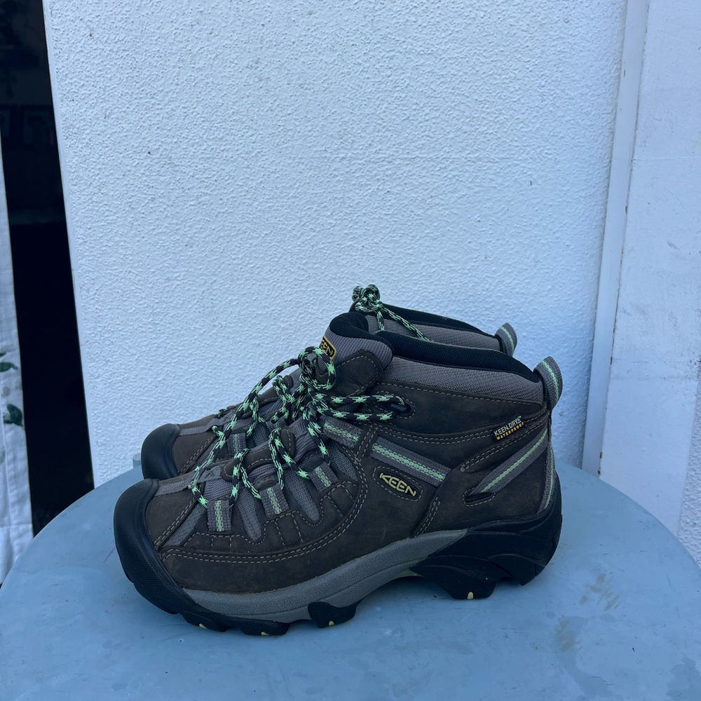 Women's Keen Targhee 2 Waterproof Mid Hiking Boots (8.5 US)